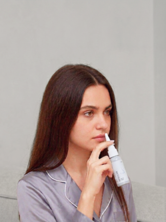 Изображение этапа:Нанесите спрей REVIXAN&nbsp;ORAL&nbsp;SPRAY