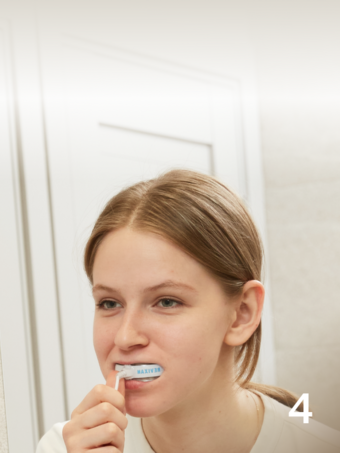 Изображение этапа:Установите капу REVIXAN DENTAL LED в&nbsp;полости рта